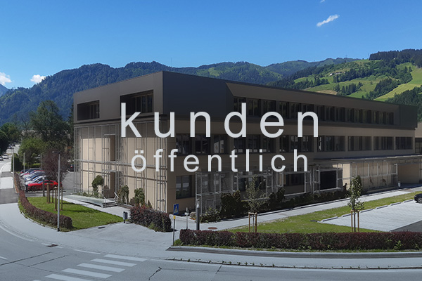 <strong>Kunden öffentlich<span></span></strong><i>→</i>