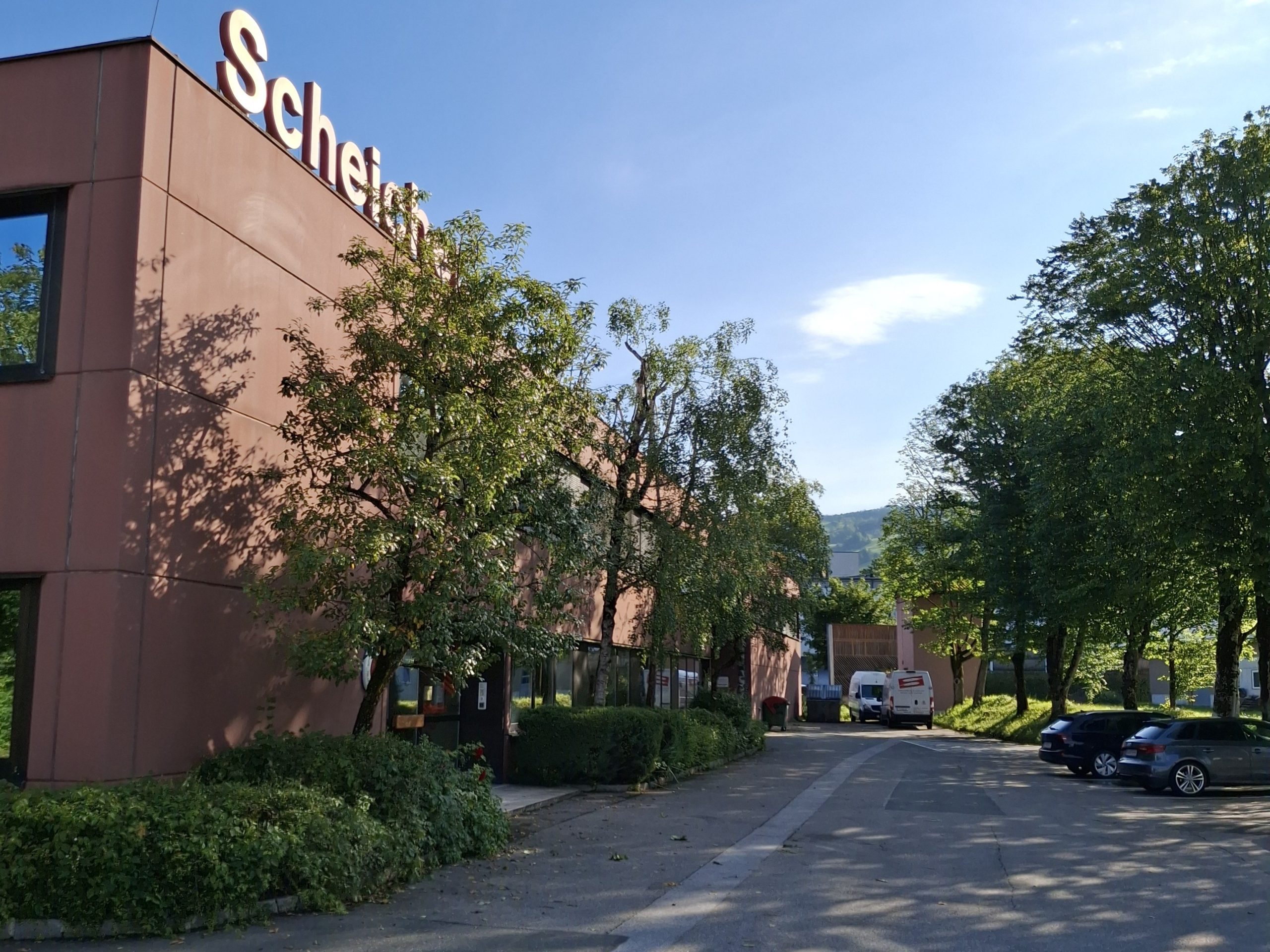 <strong>Büro und Produktionshalle Adnet<span><b>in</b>gewerblich </span></strong><i>→</i>