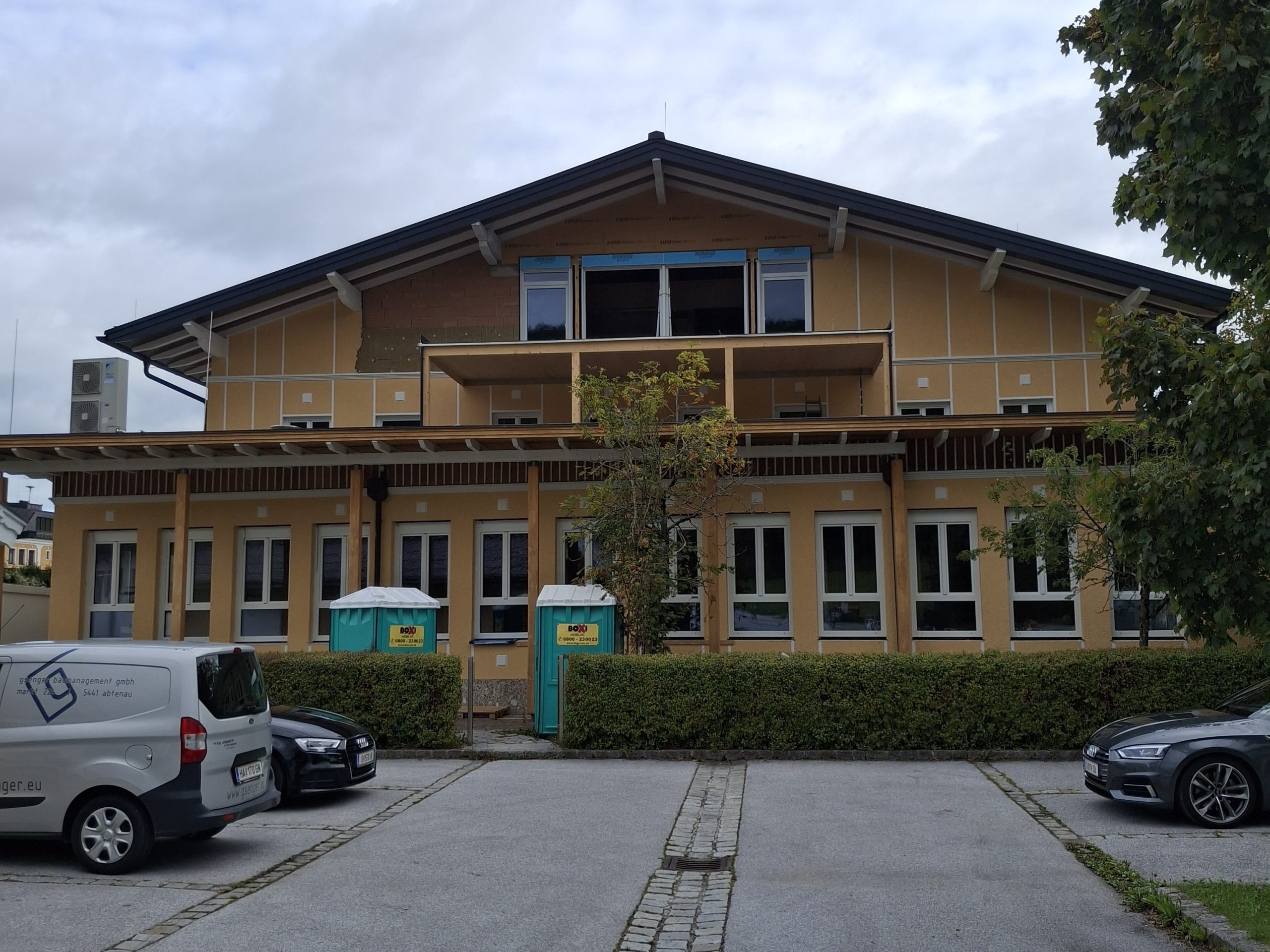 <strong>Raiffeisenbank Fuschlsee West<span><b>in</b>gewerblich </span></strong><i>→</i>